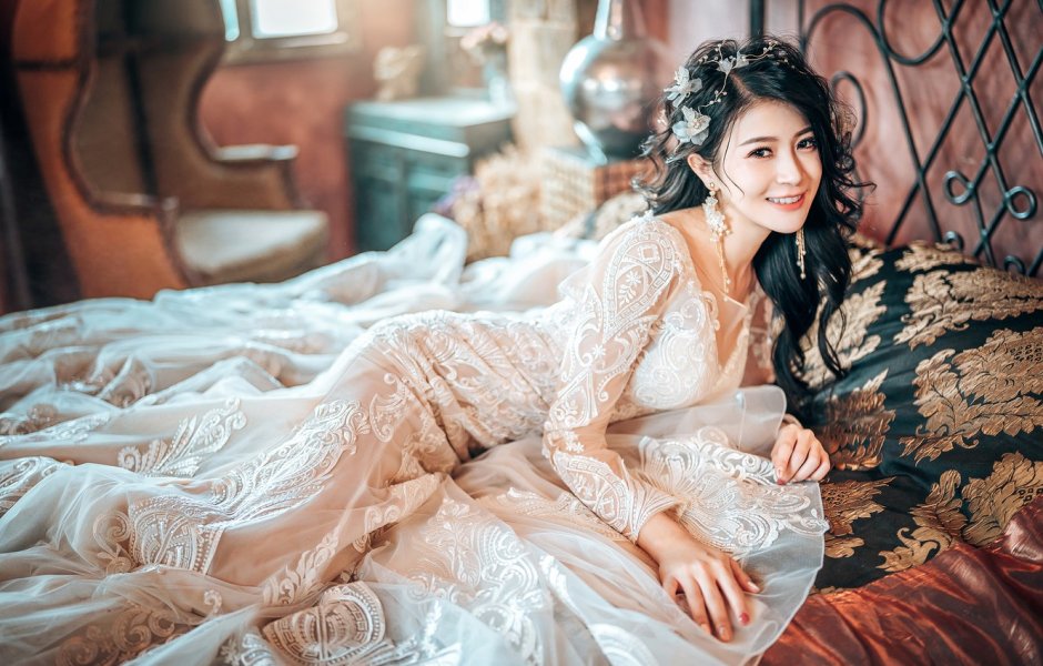 Азиатка в свадебном платье