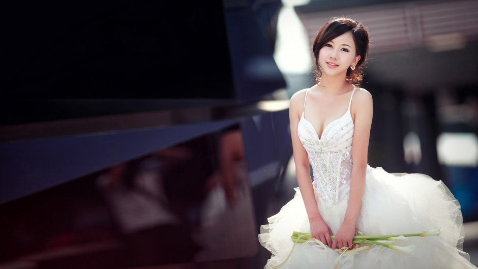 Азиатские девушки в свадебном платье