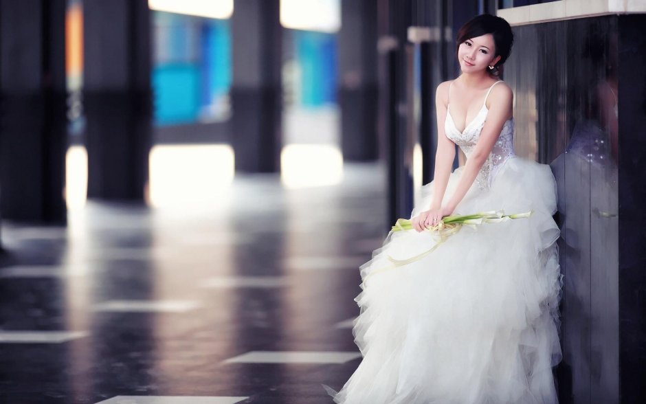 Азиатские девушки в свадебном платье