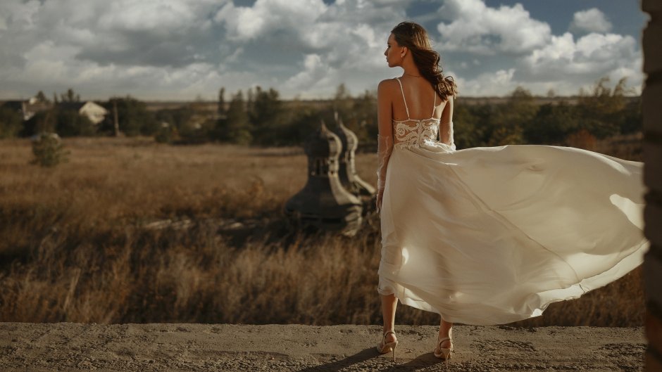 Девушка в белом платье свадебном