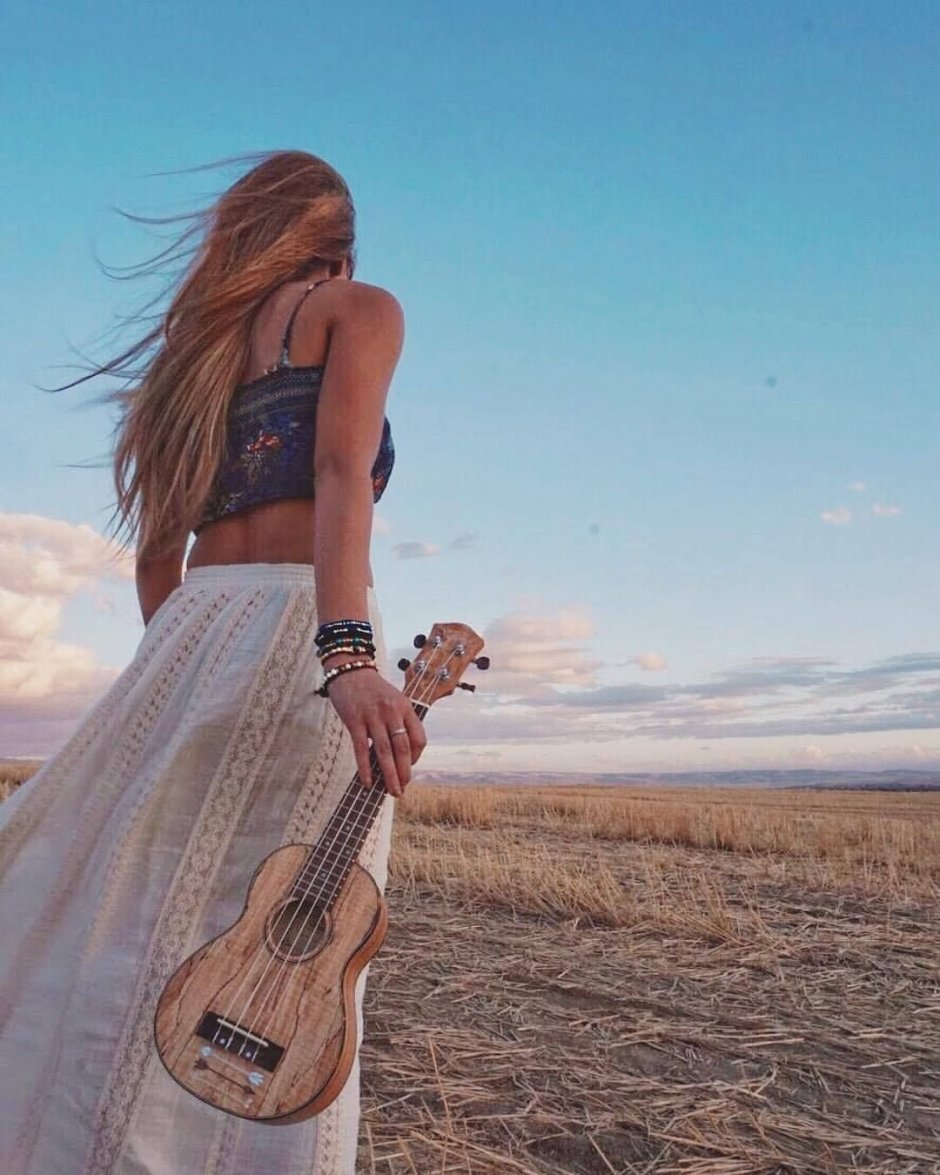 Девушка с гитарой в поле