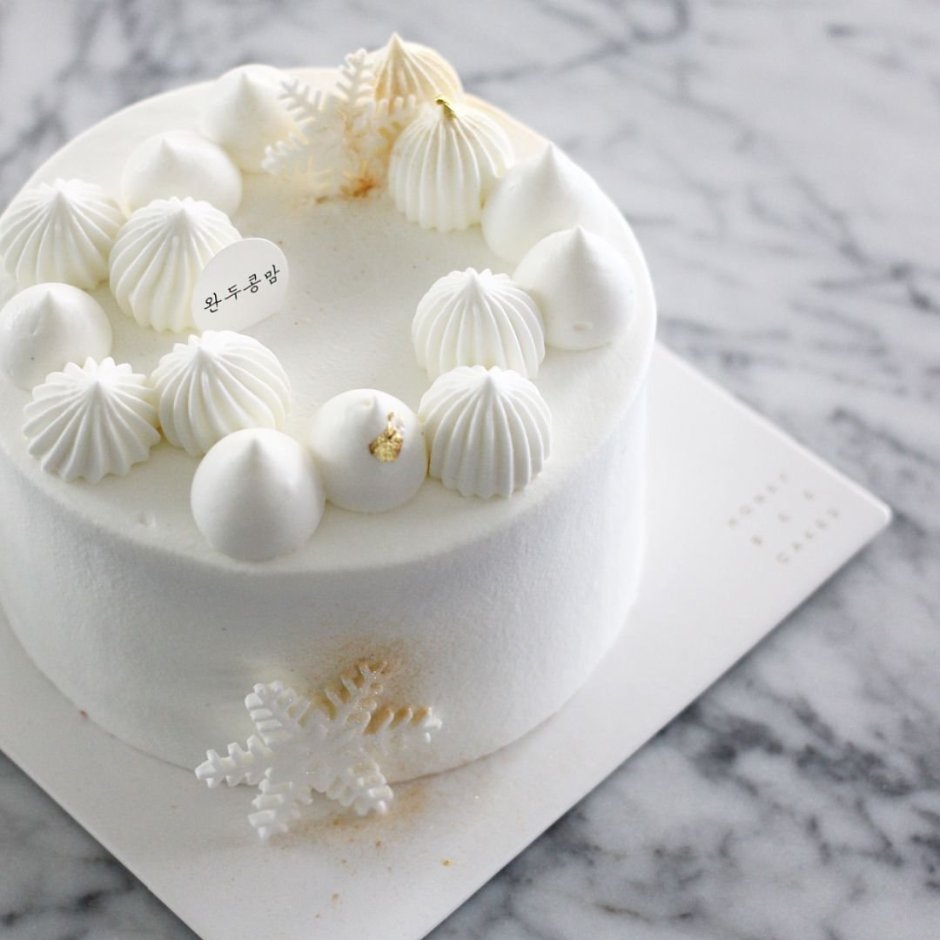 Эстетичный белый торт