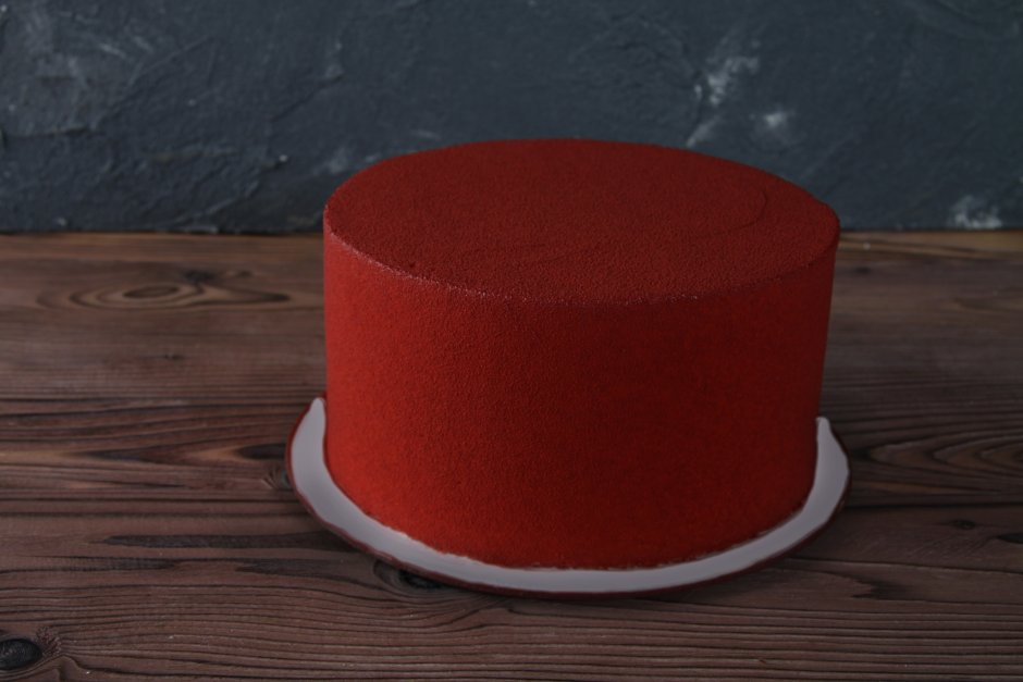 Торт покрытый красным велюром