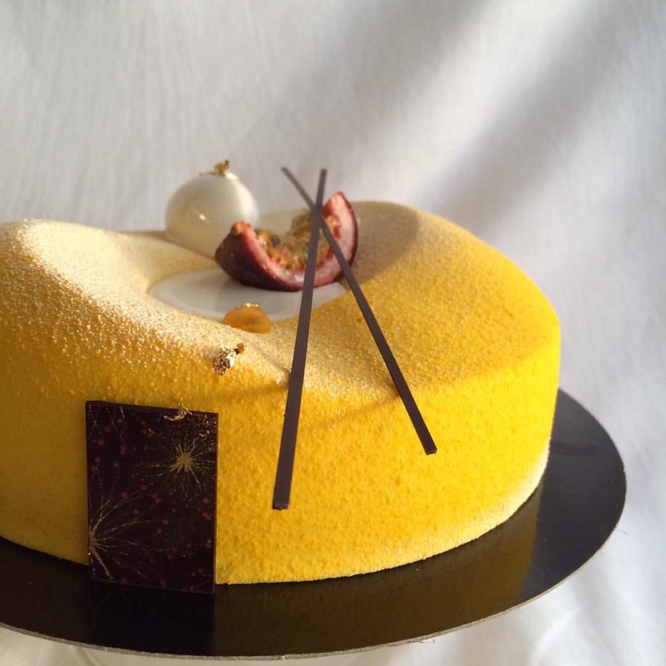Велюровый желтый торт