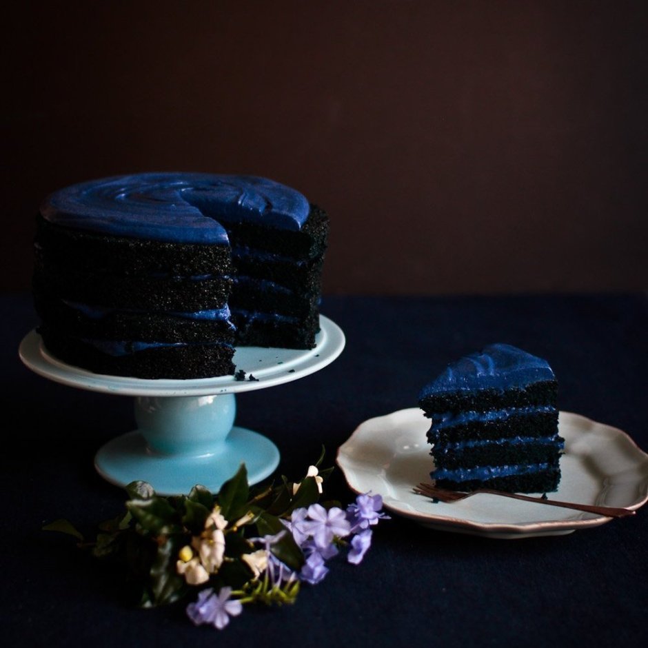 Муссовый торт на черном фоне