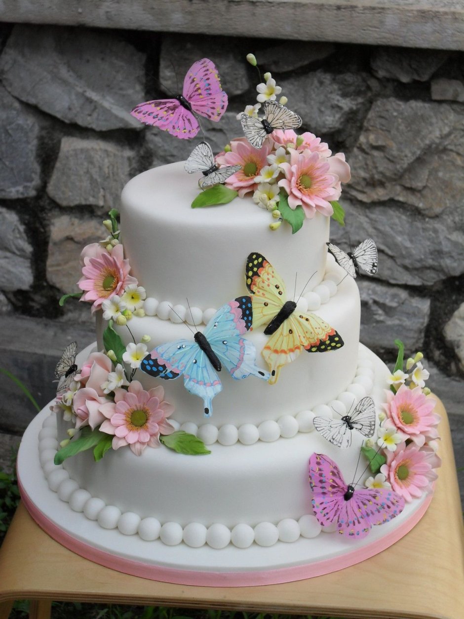 Нежный торт с бабочками