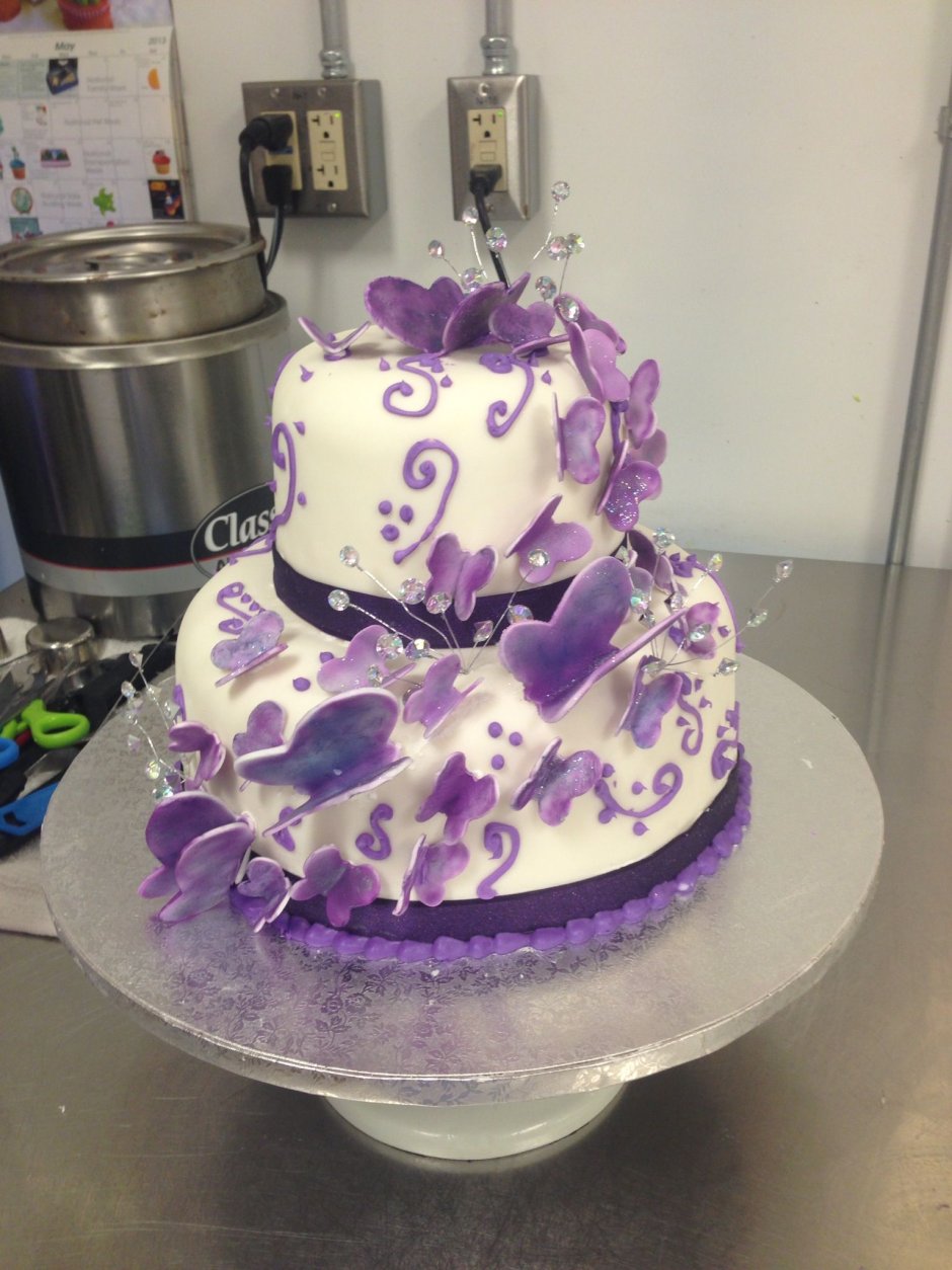 Фиолетовый торт с бабочками