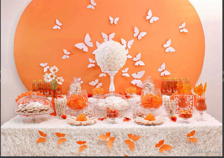 Украшение стола в оранжевом цвете