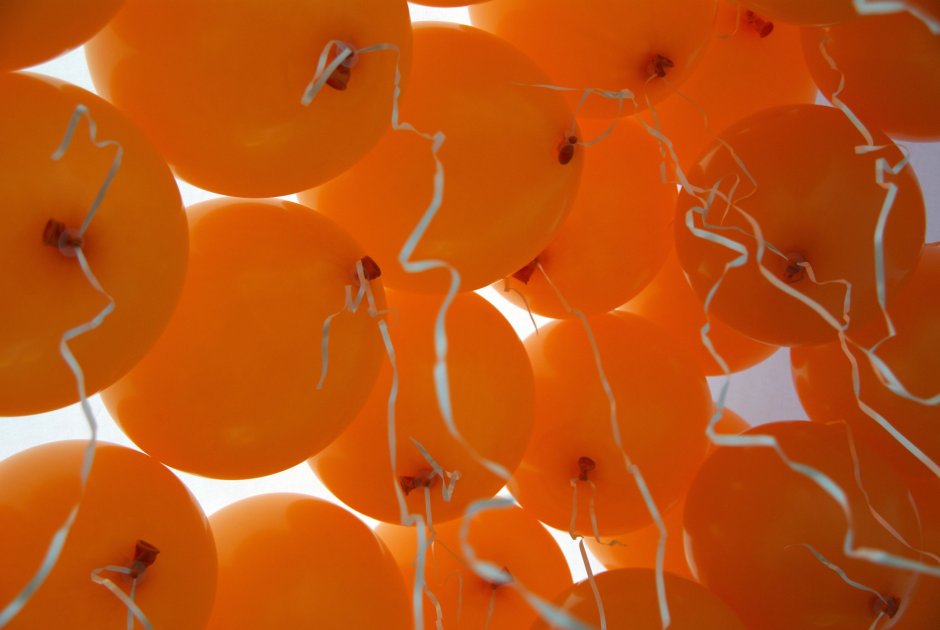 Оранжевые шары в небе