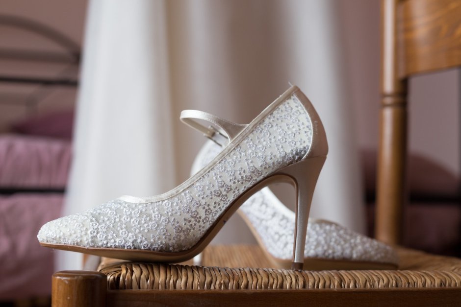 Ножки в свадебных туфлях