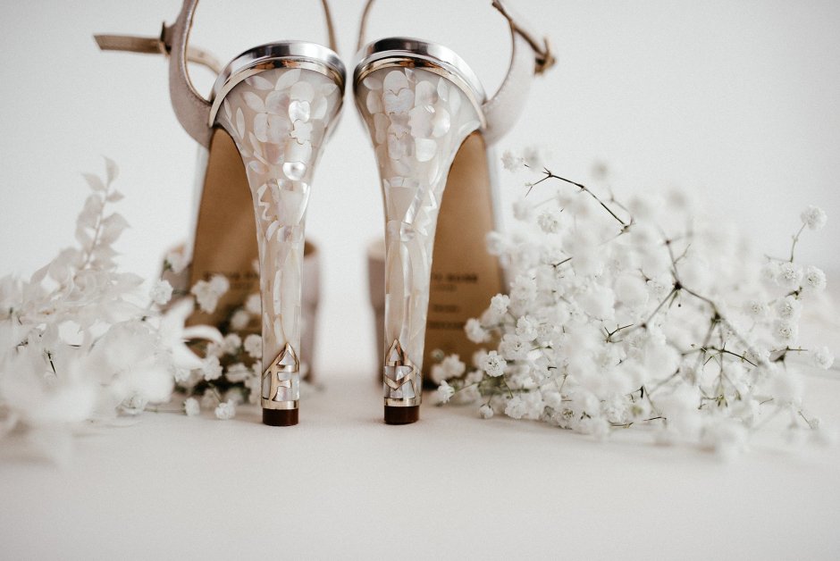 Платье и туфли невесты фон