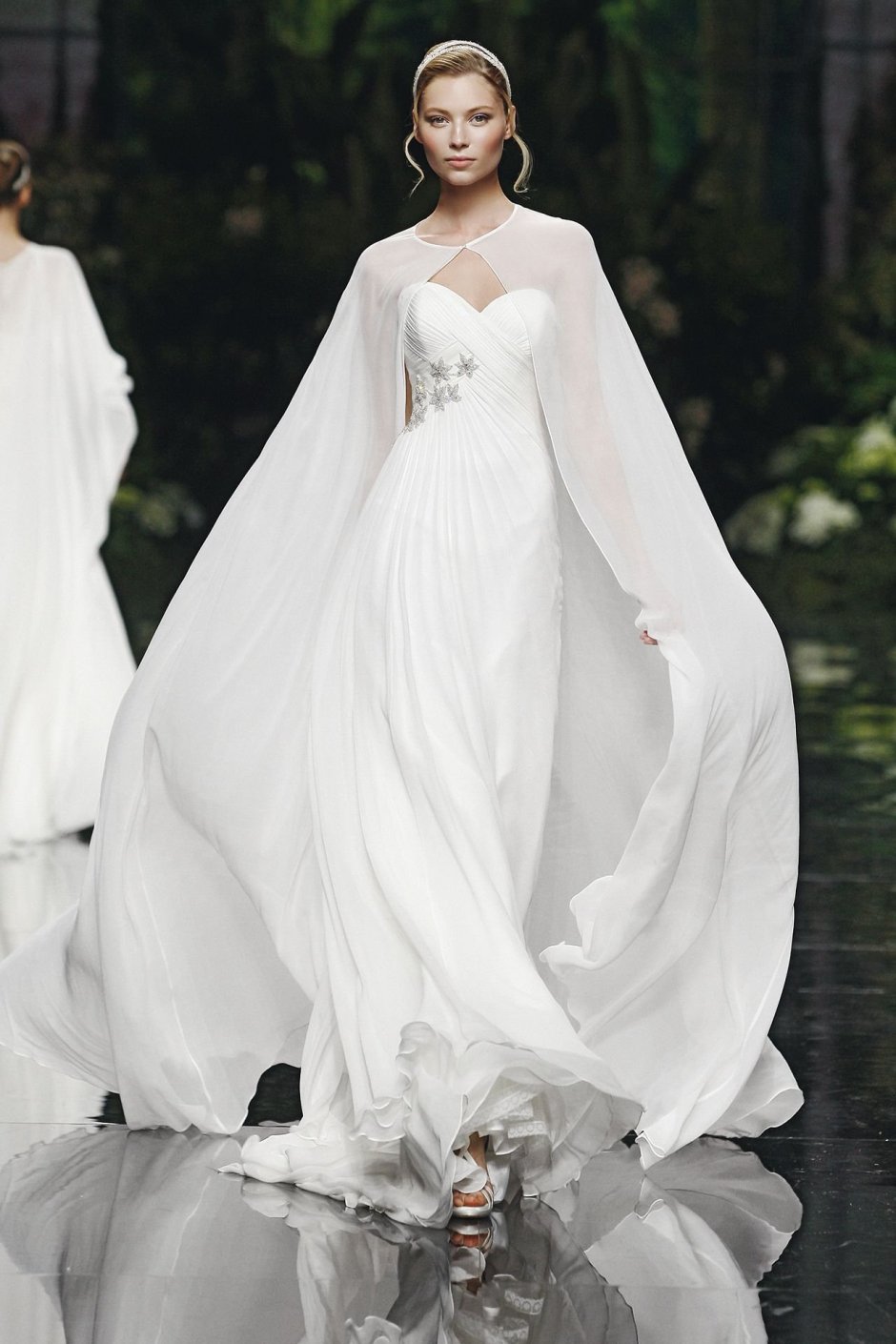Платье свадебное с пелериной Pronovias