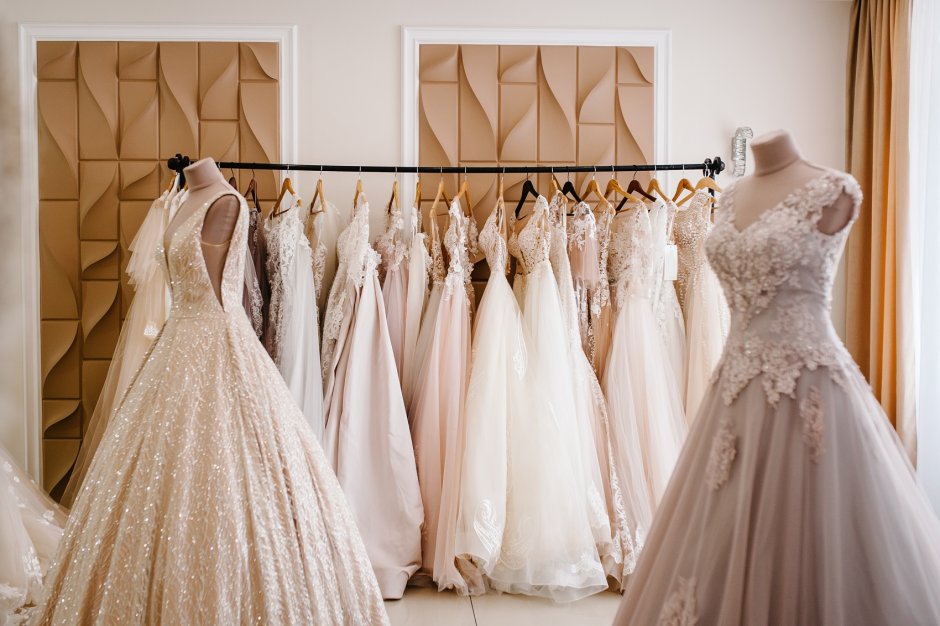 Свадебные платья на вешалках в салоне