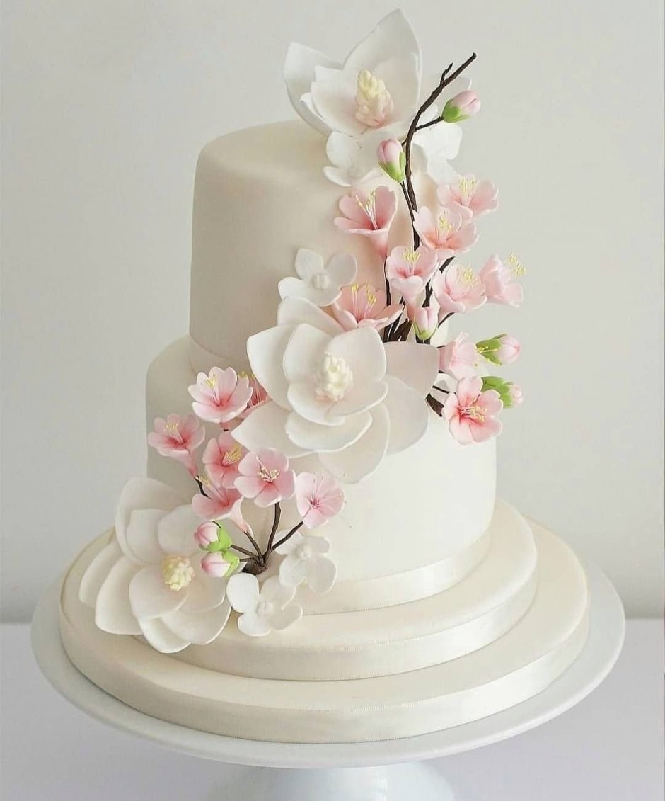 Белый свадебный торт с орхидеями
