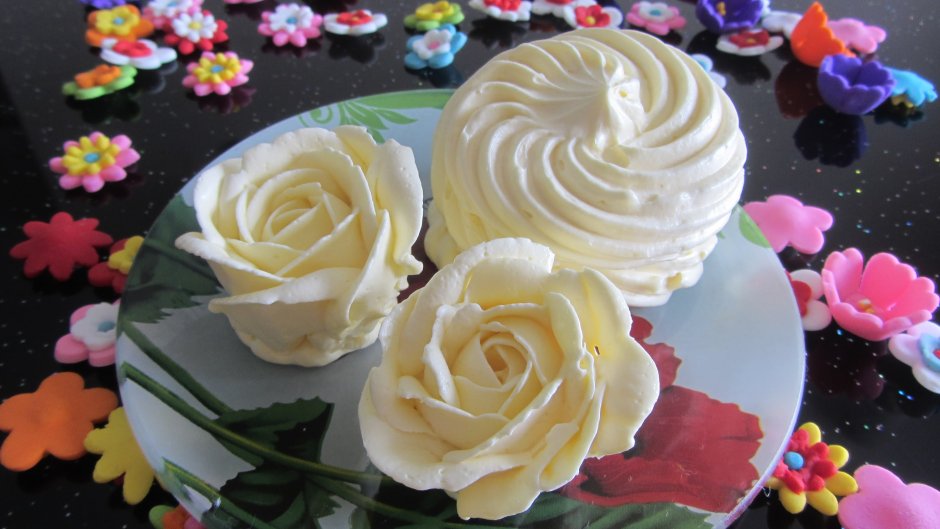 Украшение торта розами