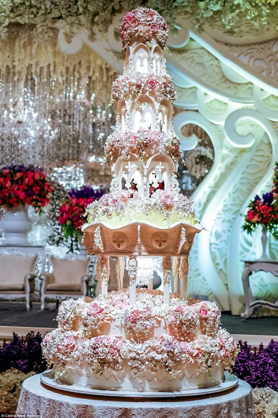 Ренат Агзамов огромный торт дворец