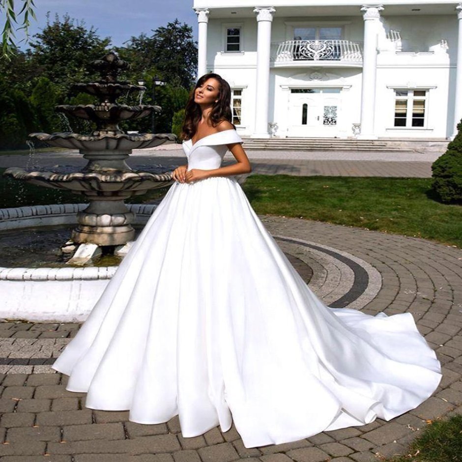Атласное свадебное платье с открытыми плечами