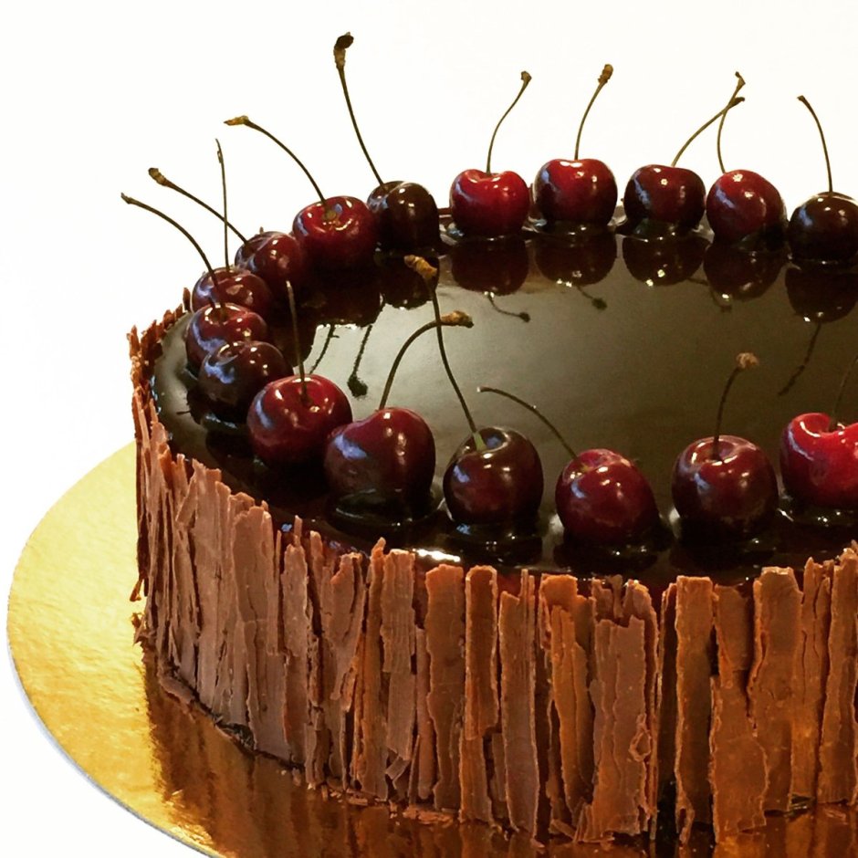 Шоколадный торт с вишневым конфи