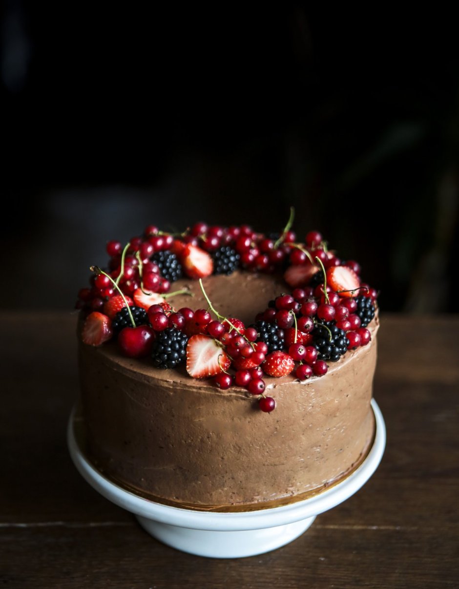 Декор шоколадного торта ягодами