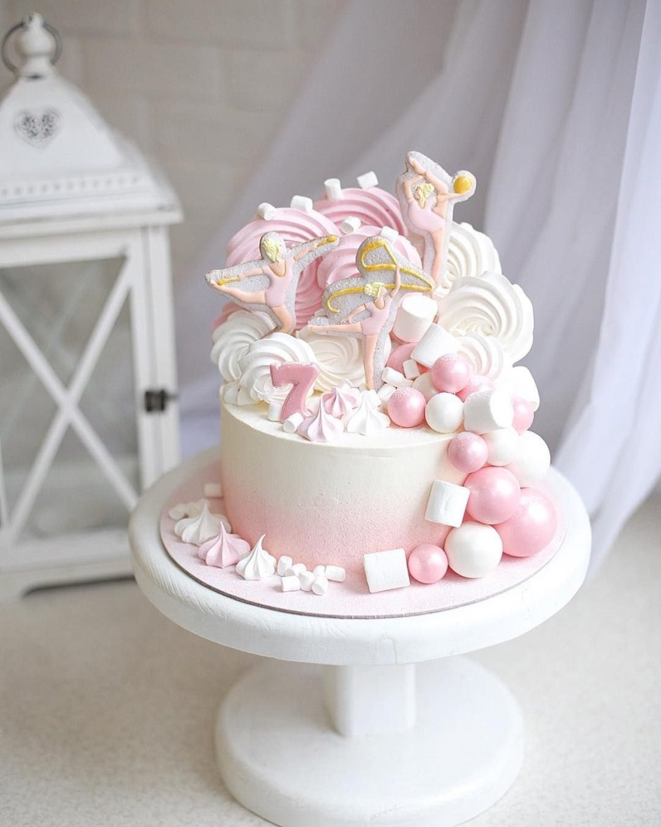 Декор торта в розовых тонах