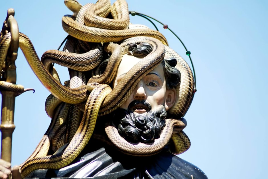 Италия праздник змей Коккуло храм