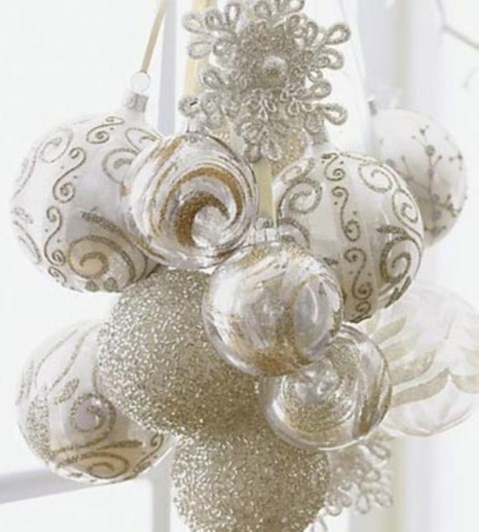 Декорирование новогодних шариков в белом цвете