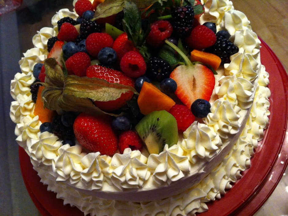 Украшение торта фруктами и ягодами