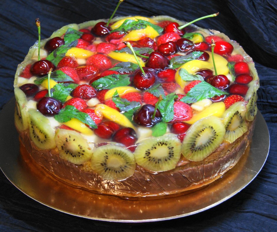 Украшение торта фруктами и желе