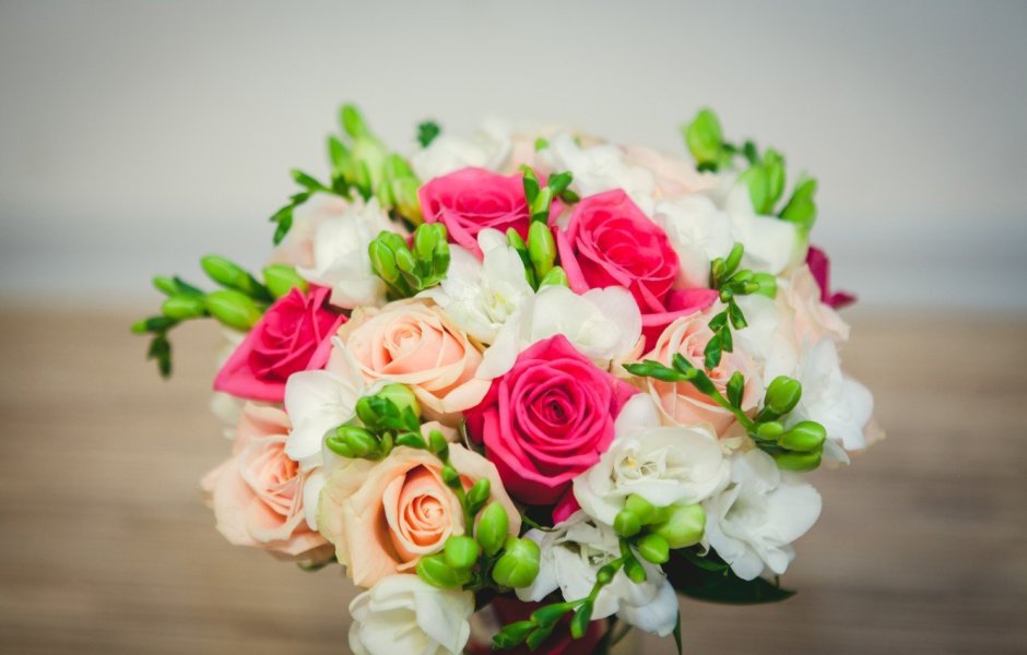 Розы на столе для невесты букет