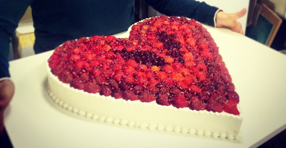 Свадебный торт с ягодами в виде сердца
