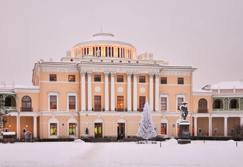 Павловский дворец в Санкт-Петербурге зимой