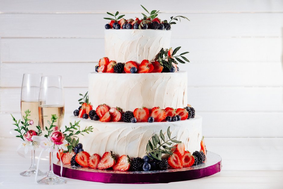 Свадебный торт с фиолетовым декором