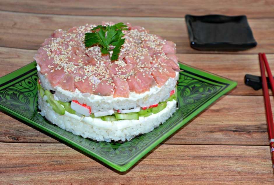 Суши торт с листьями нори
