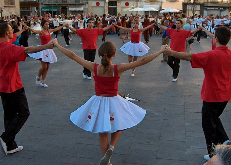 Сардана танец в Каталонии