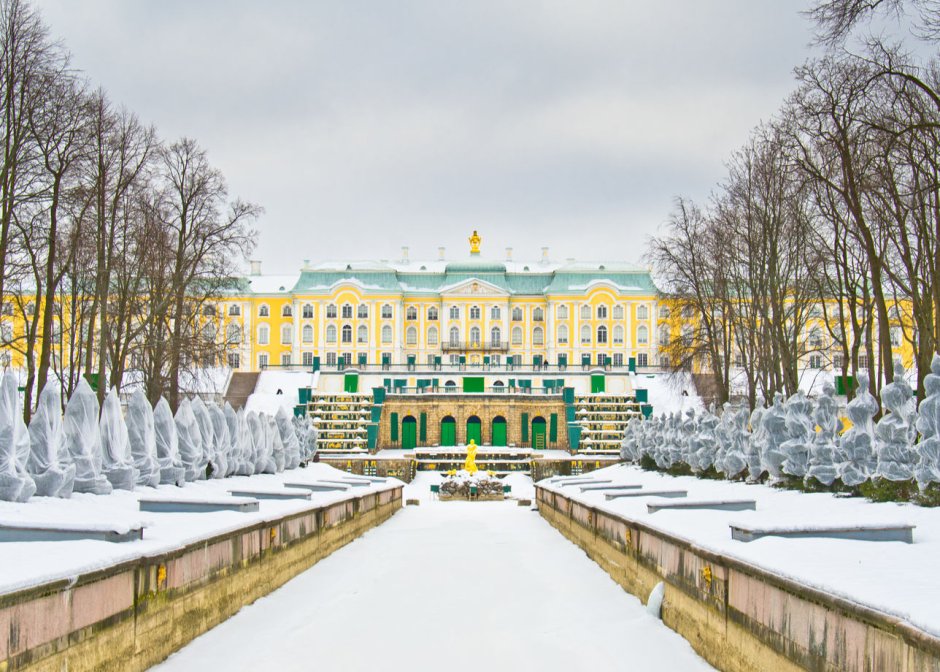 Петергоф большой Императорский дворец зимой