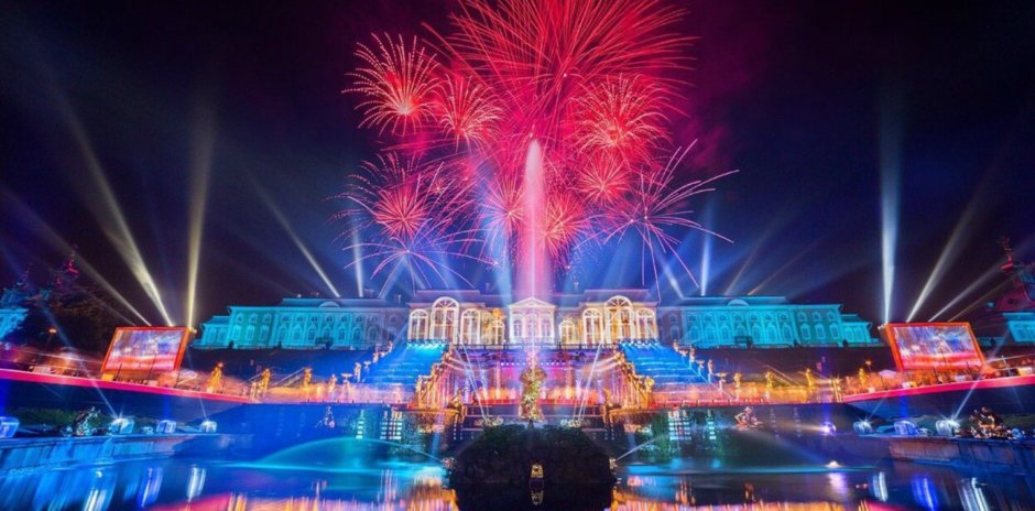 Санкт-Петербург фонтаны Петергофа праздник