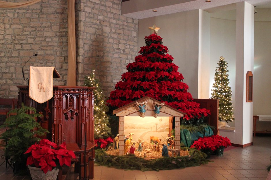 Рождественские декорации в церкви