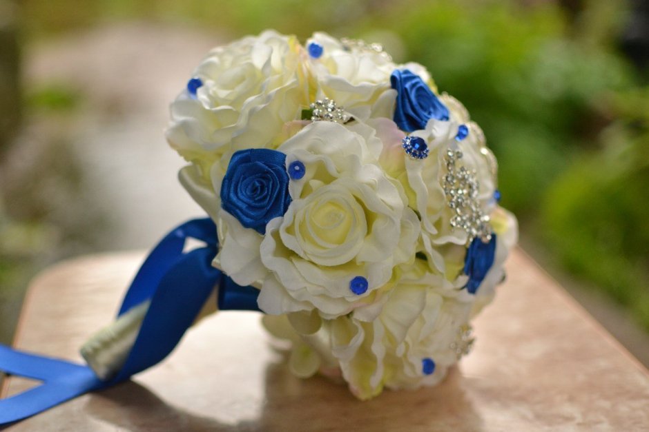 Синий букет невесты с пионовидными розами