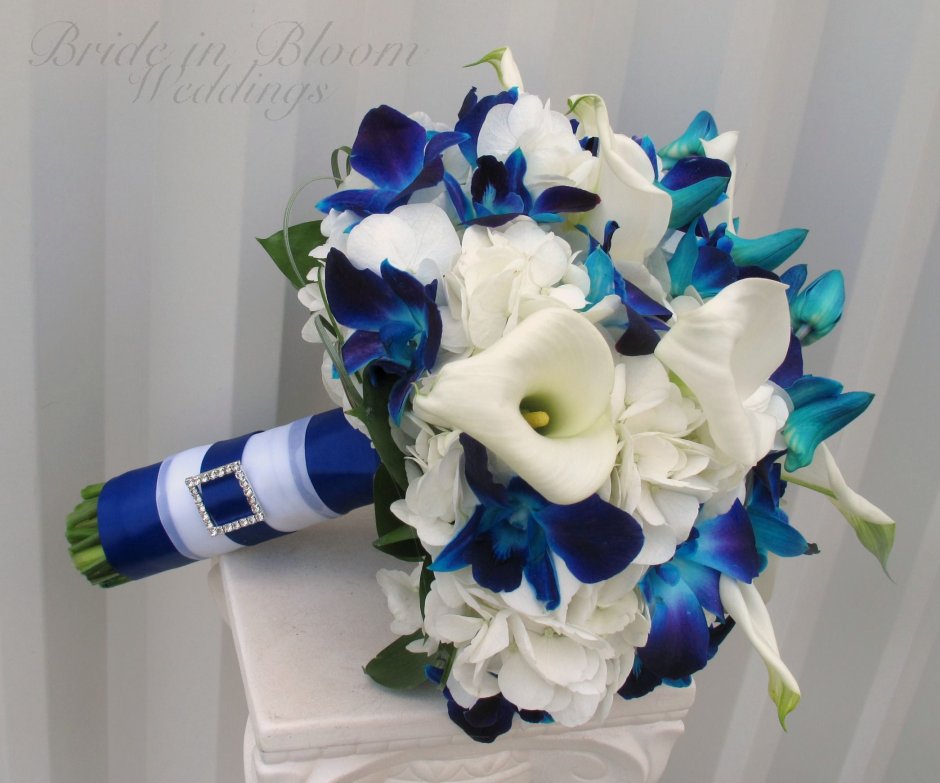 Букет из белых и синих цветов