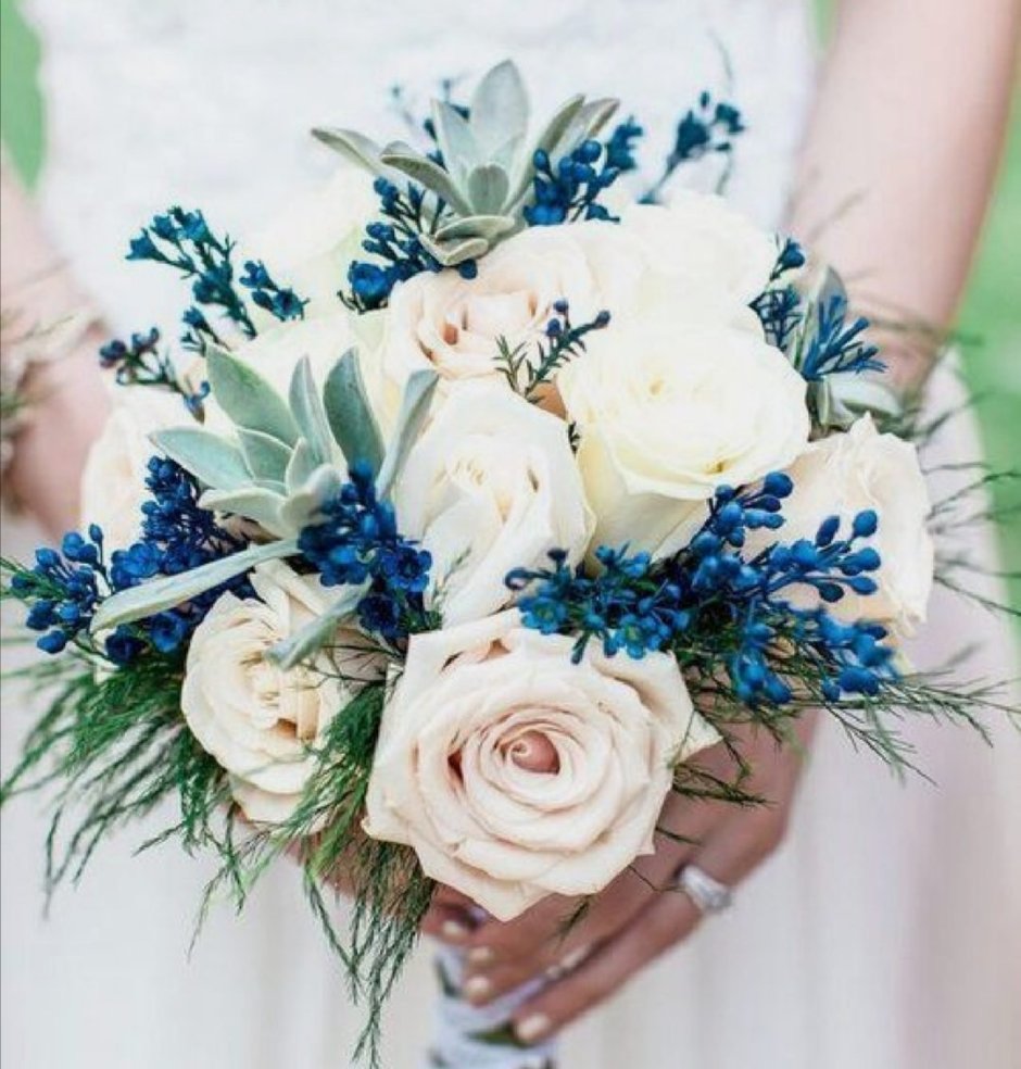 Свадебный букет в голубых тонах из натуральных цветов