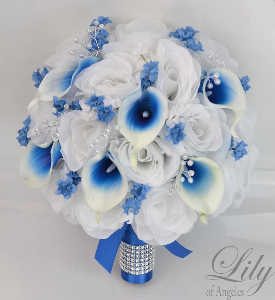 Свадебный букет белые и синие розы