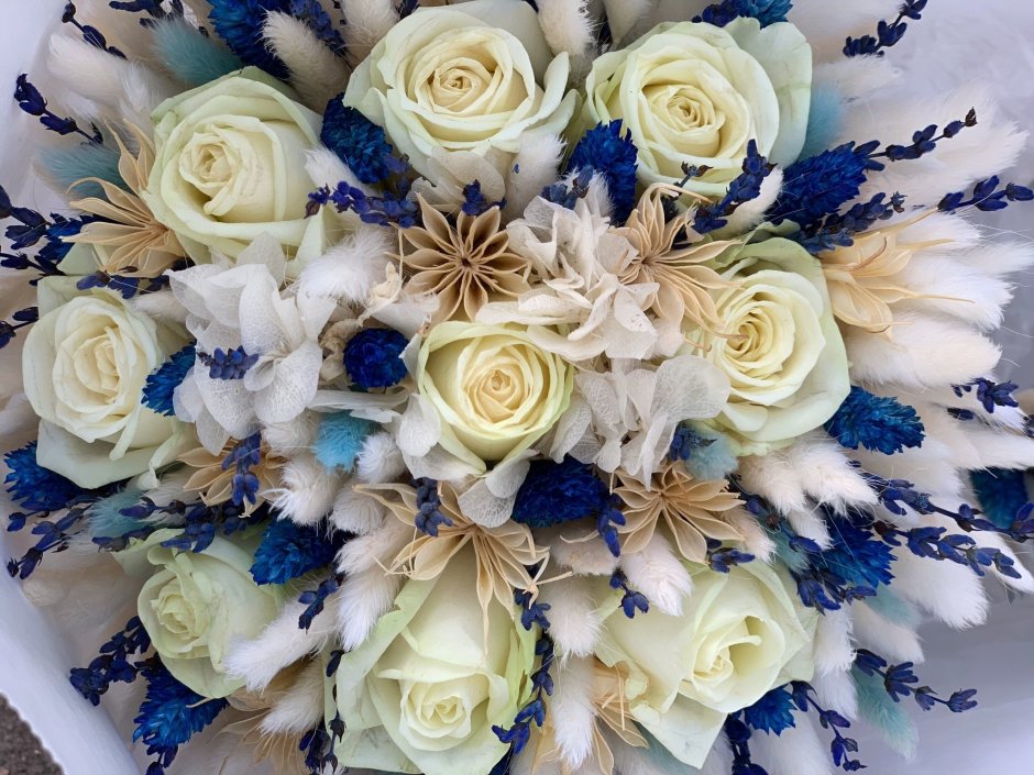 Букеты цветов с белыми и голубыми цветами из фоамирана