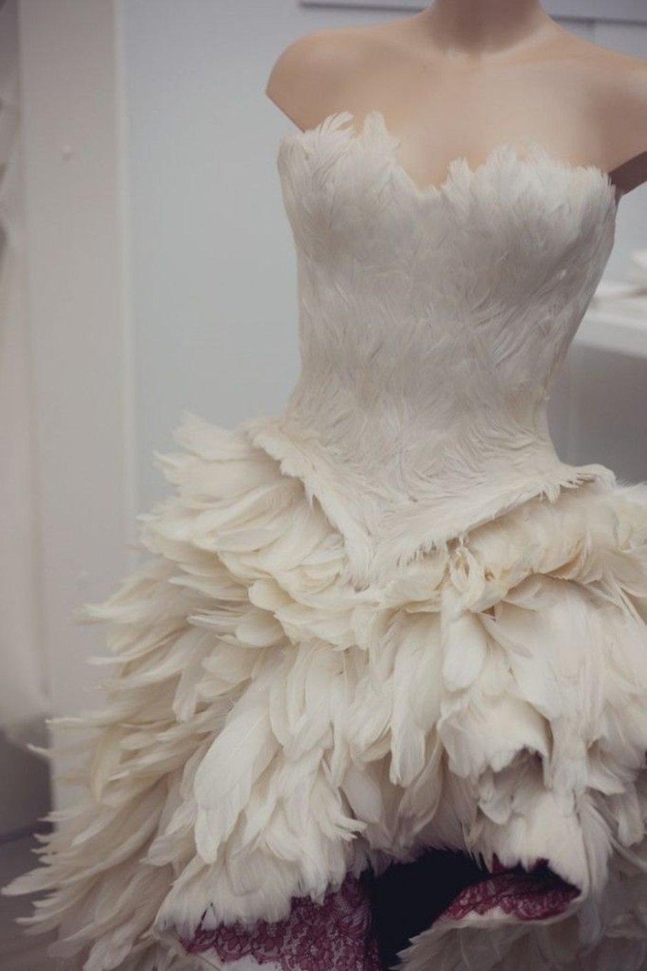 Платье свадебное с перышками