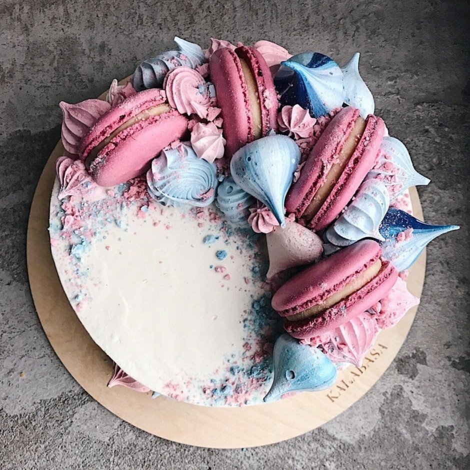 Торт украшенный сладостями