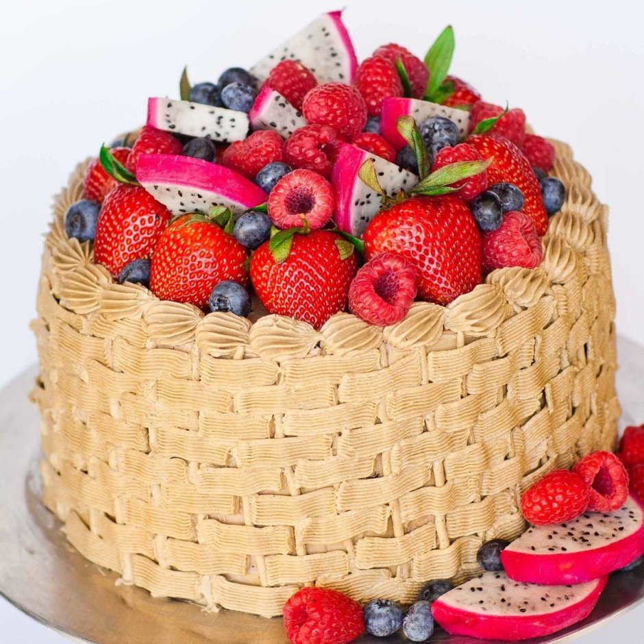 Торт корзинка с ягодами