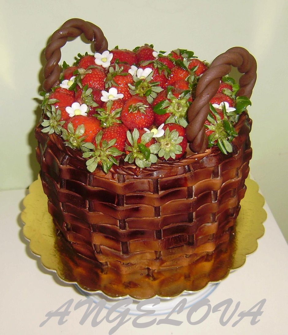 Торт корзина с фруктами и ягодами