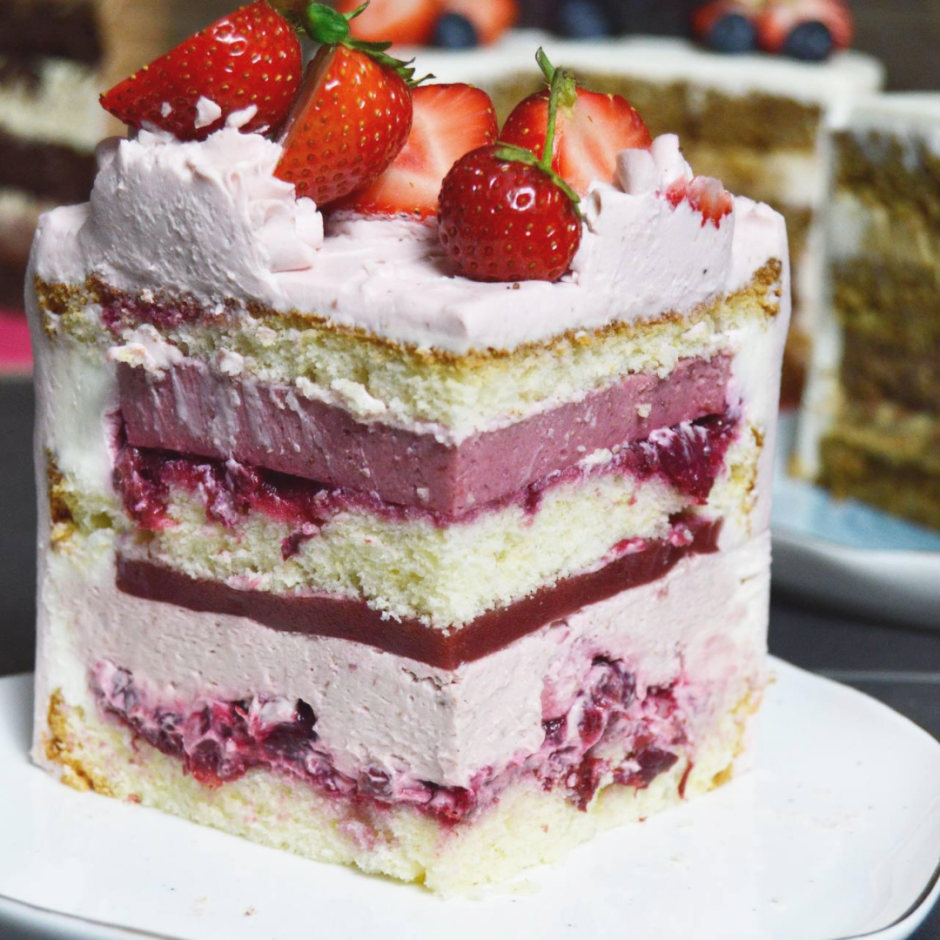 Декор торта клубникой и цветами