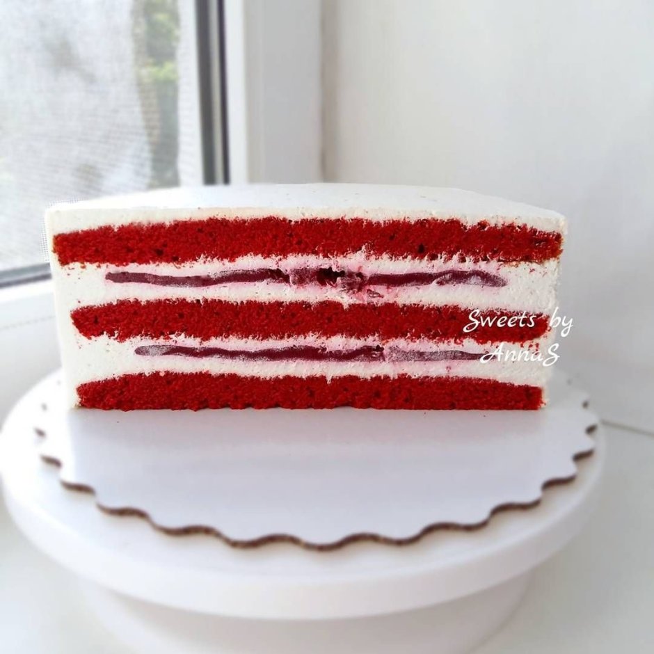 Торт красный бархат украшение клубникой и крошкой