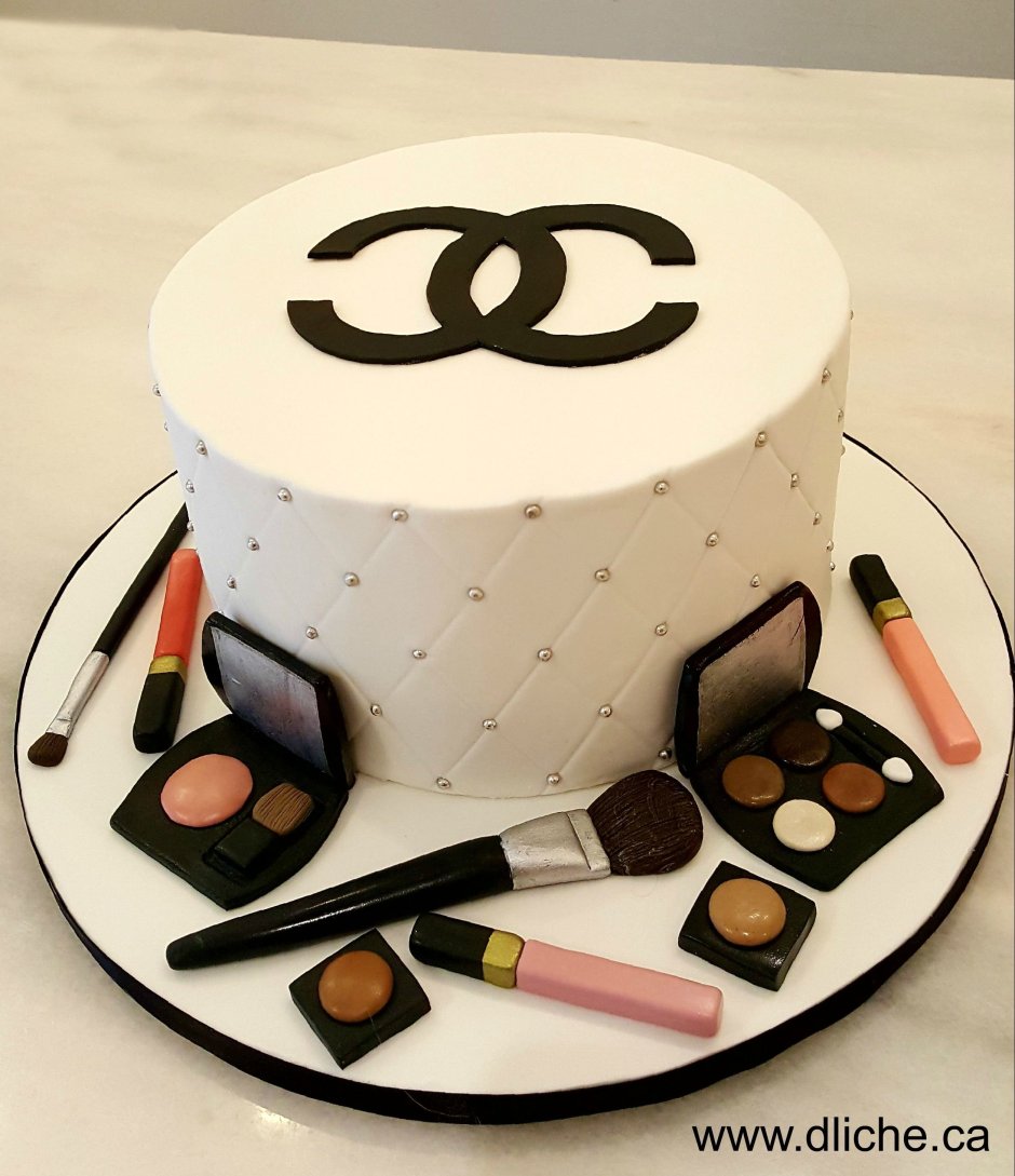Двухъярусный торт с косметикой для девочки