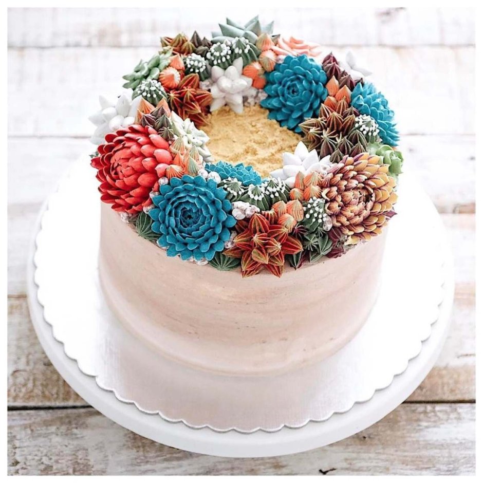 Торт украшенный кремовыми цветами